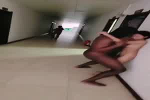 门事件 黑人在宿舍走廊炫耀耖大学女同学  背景图片