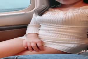 大眼骚妹高铁自摸露出事件  背景图片