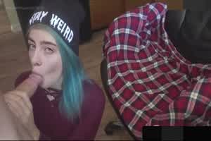 [AI换脸] 美国女歌手坏小子怪奇比莉被操的脸看起来很享受  背景图片