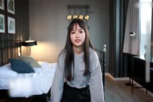 麻豆 素人访谈女大学生初次拍摄  背景图片