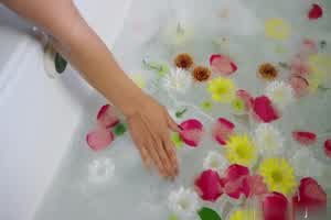 小麦色女神大战金毛狮王  背景图片