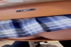 高二早熟学生妹，教室露出，超大胆，揉奶漏逼，自己玩了起来，好骚啊！  背景图片