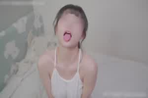 极品粉嫩可爱童颜巨乳小萝莉被驯化为听话的小母狗吞精  背景图片