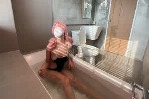 妹妹在洗澡哥哥尿急闯入厕所看到妹妹傲人的身材忍不住强上  背景图片