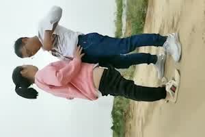 农村母子乱伦，无人村马路上口交，车震上位骑乘孝子  背景图片