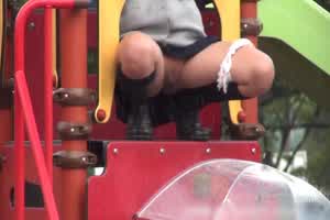 露出放尿，霓虹高中生雨天在游乐园放尿，真皮又骚气  背景图片