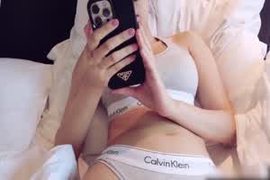 deerlong 眼镜妹早起性欲旺盛就被舔鲍鱼草逼  背景图片