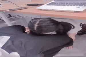 你在办工却有母狗忍不住开始口  背景图片