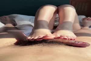 这画面感秒射了，美脚足交肉棒  背景图片