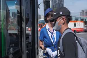 ♈性感风骚车乘服务员，大巴车上被乘客揩油，只能顺从，满足乘客，被乘客无套内射，白浆四溢  背景图片