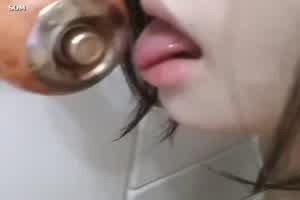 极品女神在家太寂寞门把给玩坏  背景图片