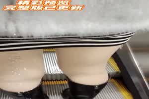 【重磅黑料】户外大神尾随美女，掏出鸡巴就对臀部喷射精液！：美女不好意思弄了点奶在你腿上，借机摸大腿。  背景图片