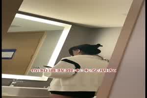 【开房时男友打电话，惹女主生气一直道歉】注意看胸上一颗痣确认是同个人，快来认认这是谁女朋友，把男友忽  背景图片