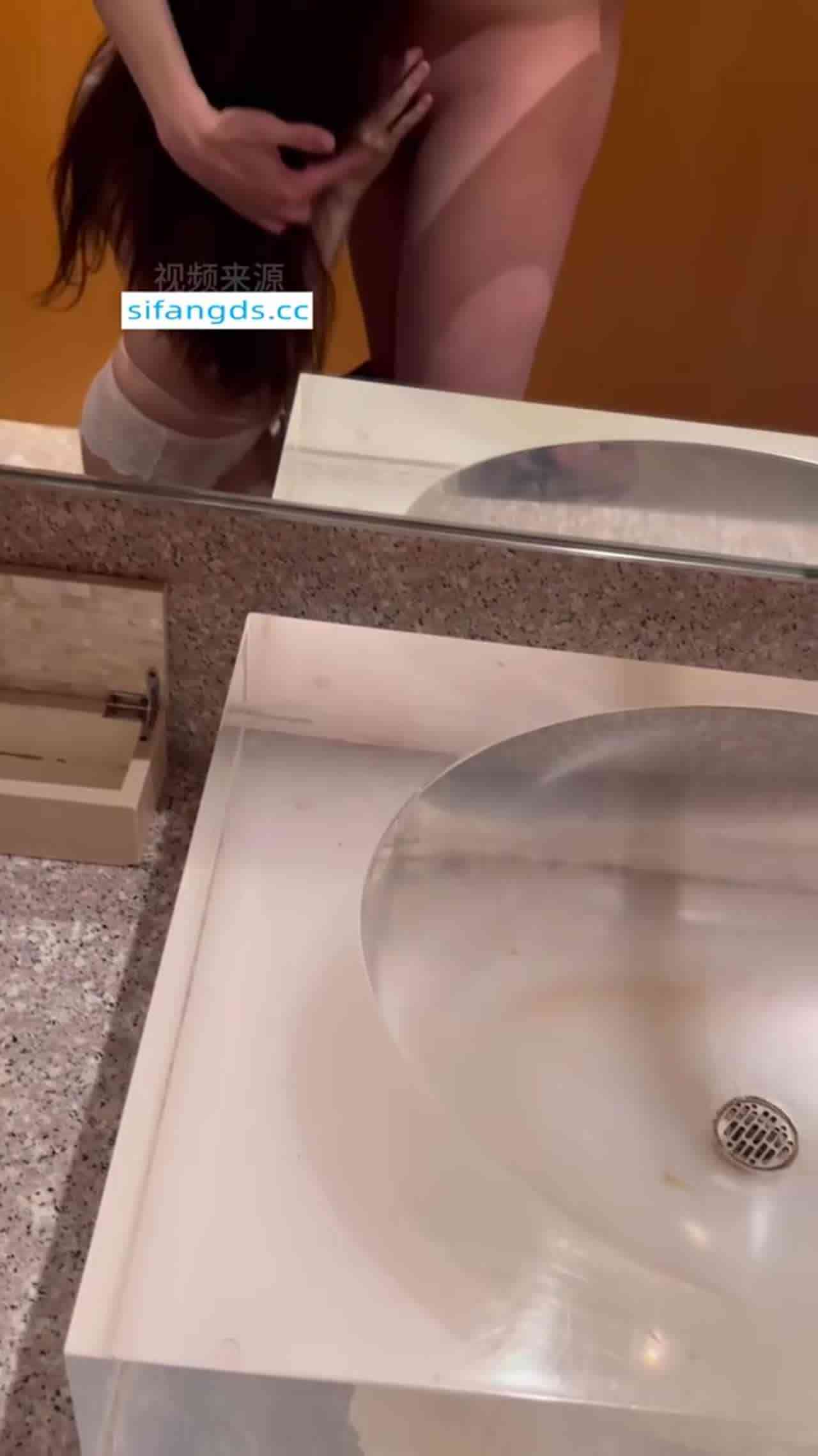  【约厦航空姐，私人影院还敢这样玩？】这气质不愧是飞国际航班的，近距离深喉，对着镜子后入，完美露脸 的剧照1