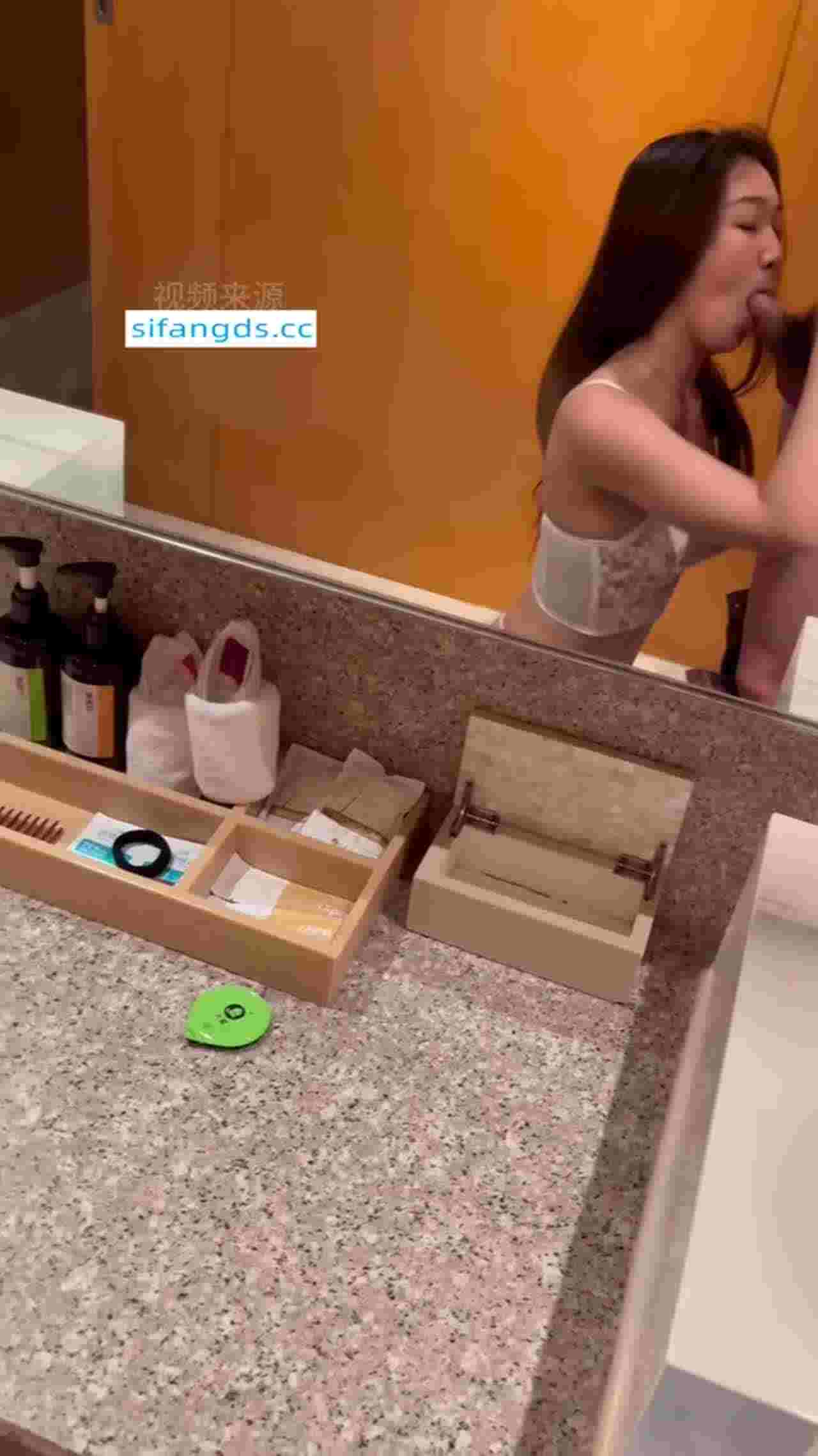  【约厦航空姐，私人影院还敢这样玩？】这气质不愧是飞国际航班的，近距离深喉，对着镜子后入，完美露脸 的剧照4