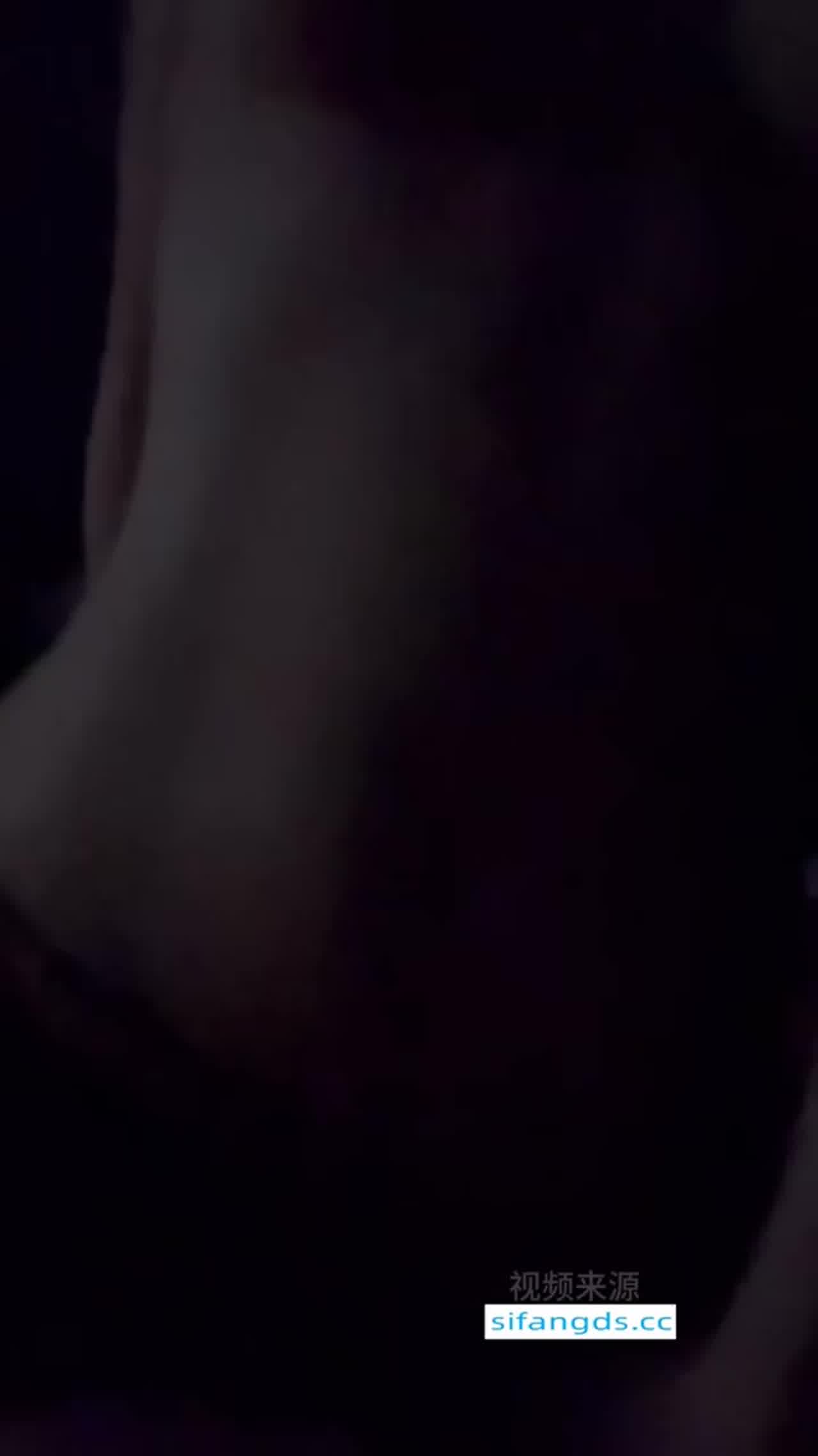  【约厦航空姐，私人影院还敢这样玩？】这气质不愧是飞国际航班的，近距离深喉，对着镜子后入，完美露脸 的剧照8