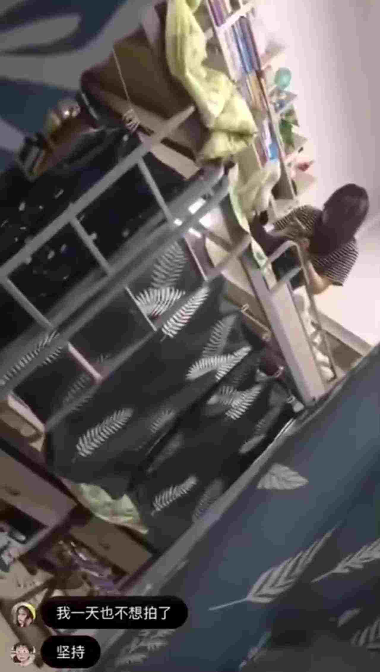  【出卖同学】妹子还不起高利贷被逼直播女室友换衣抵债 的剧照2