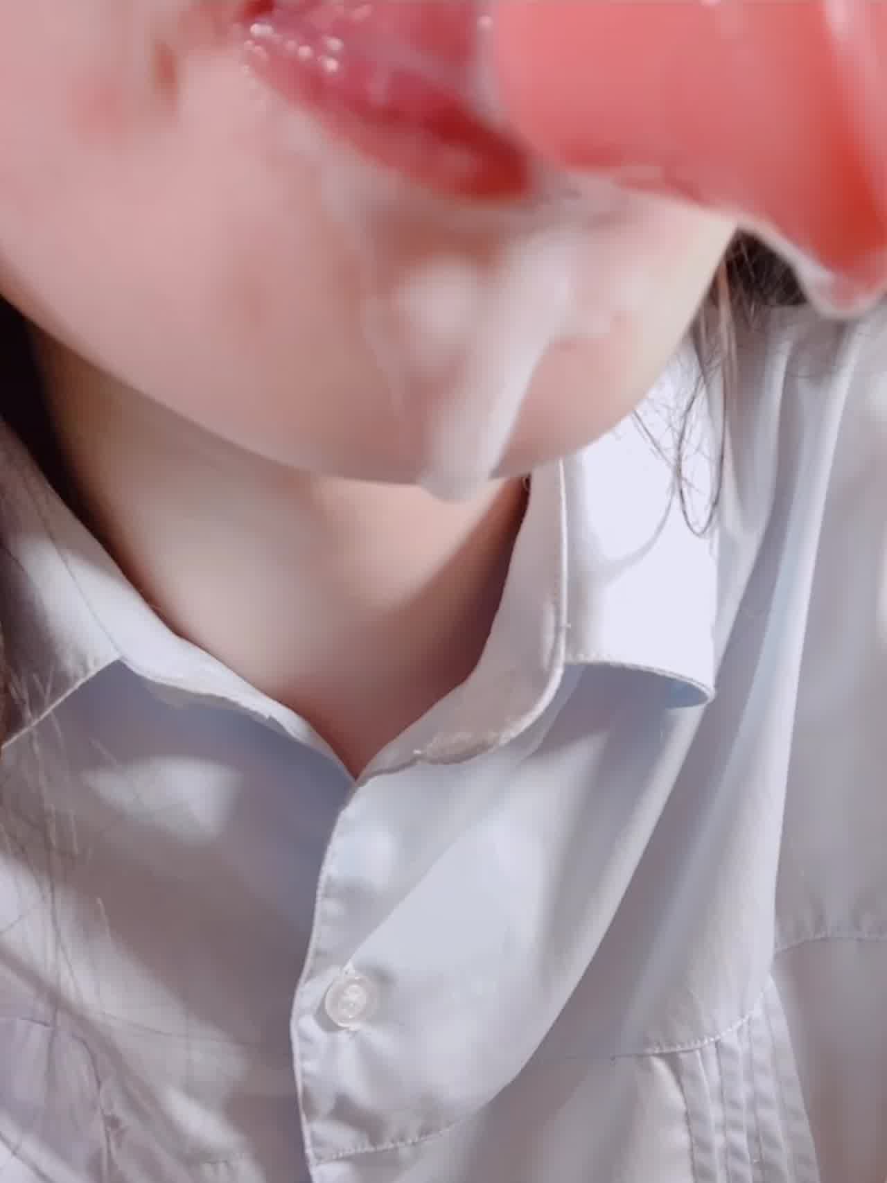  原创 学妹吃假鸡巴到口水直流 的剧照5