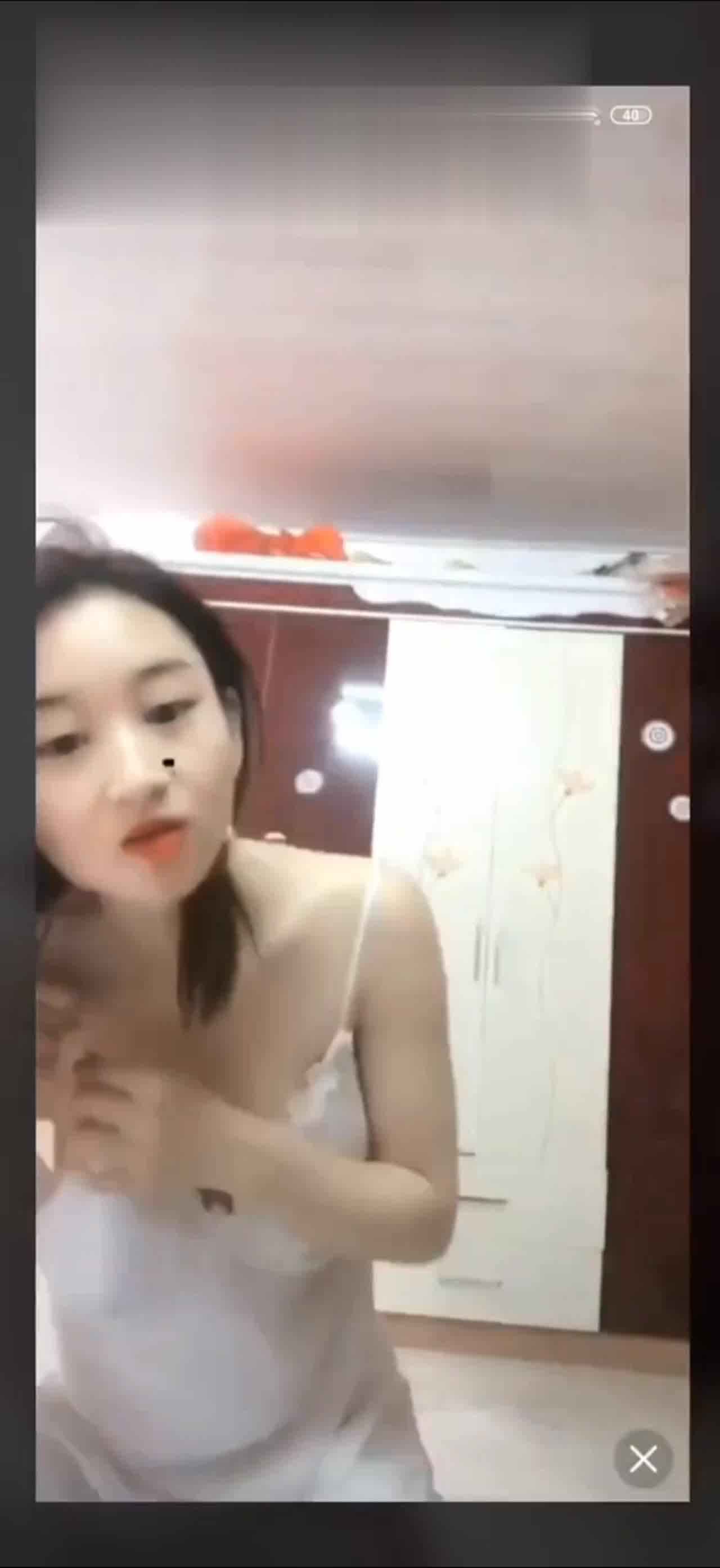  抖音走光系列-故意露奶 的剧照2