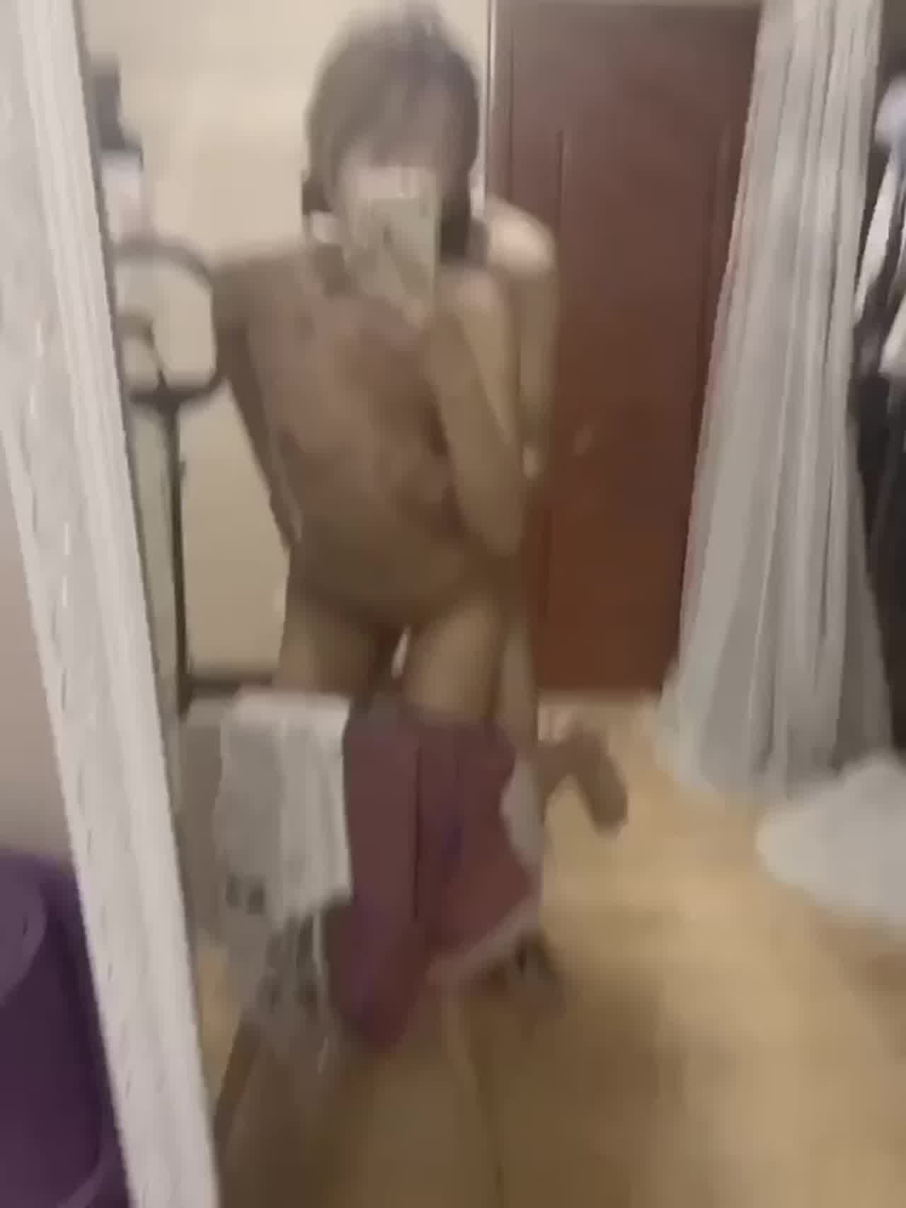  护士女友私下骚的没边 的剧照1