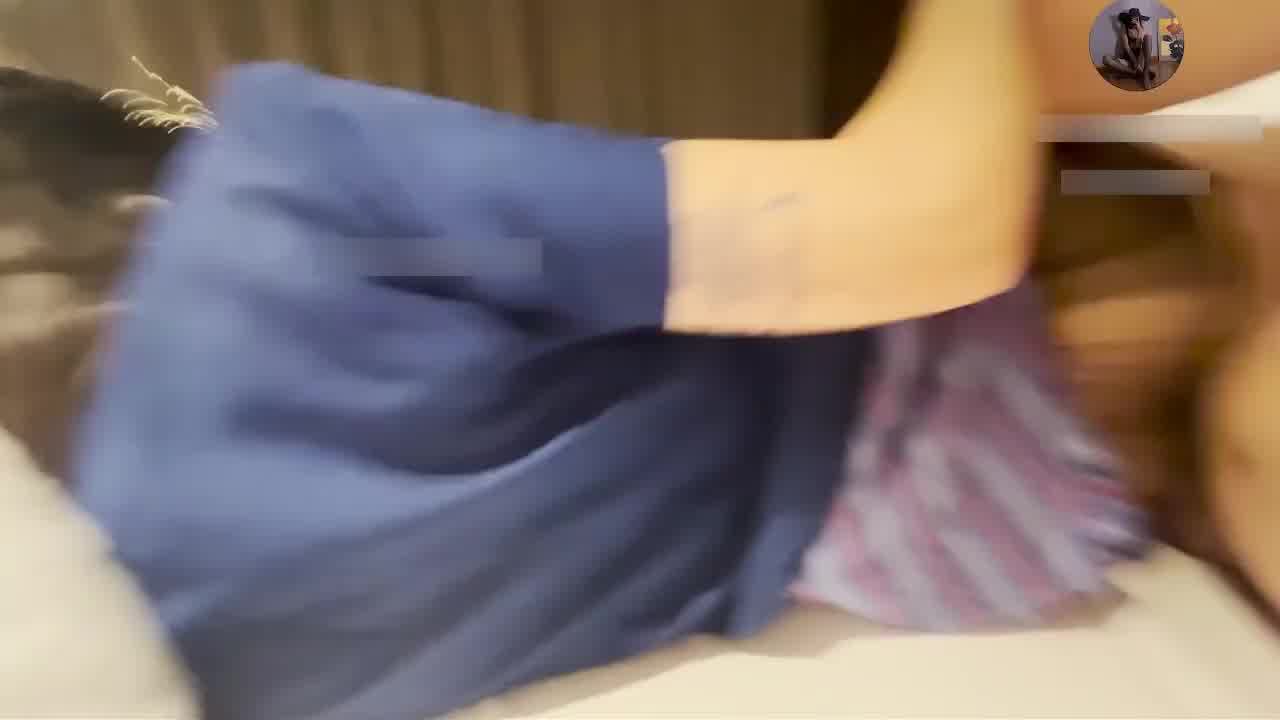  自购91最猛大神回归-站起来操母狗，把穿着空姐制服的母狗操的一直尖叫，这惹人心疼的叫声听着好可怜 的剧照8