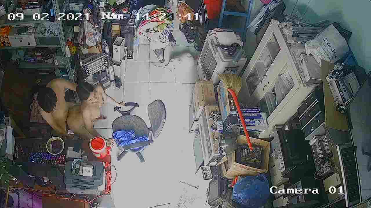  黑客破解网络摄像头监控偷拍 电器维修点小夫妻在门店里啪啪老公貌似还拿手机自拍 的剧照3