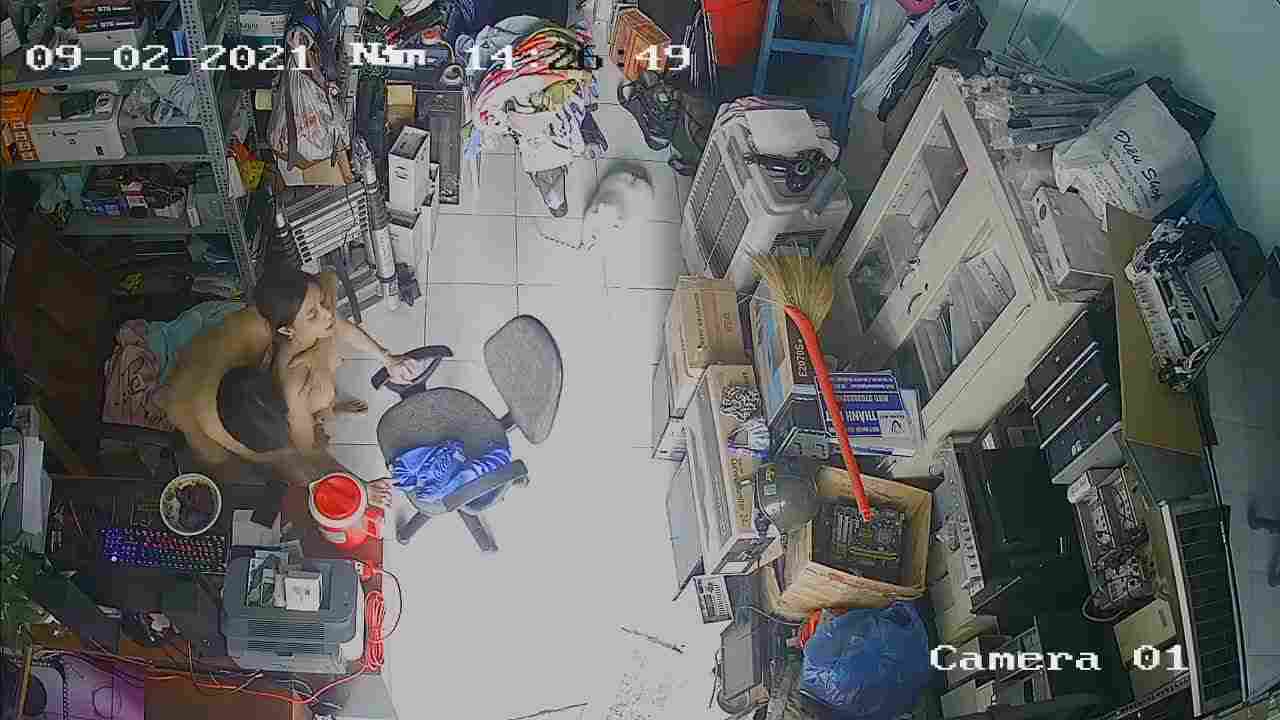  黑客破解网络摄像头监控偷拍 电器维修点小夫妻在门店里啪啪老公貌似还拿手机自拍 的剧照5