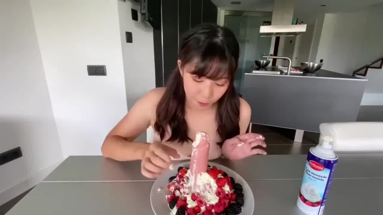  美尻正妹的业配点子～边吃假屌边进食是一种享受！ 的剧照10