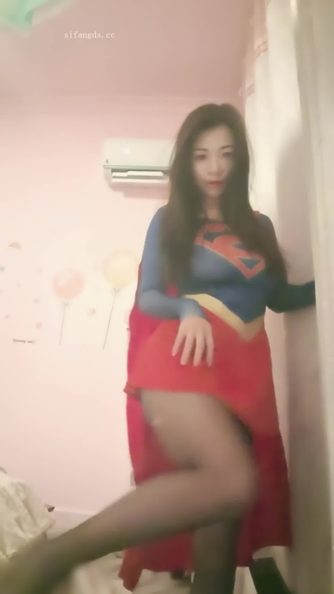  开裆油亮黑丝长筒靴超人自慰白浆喷尿 的剧照7