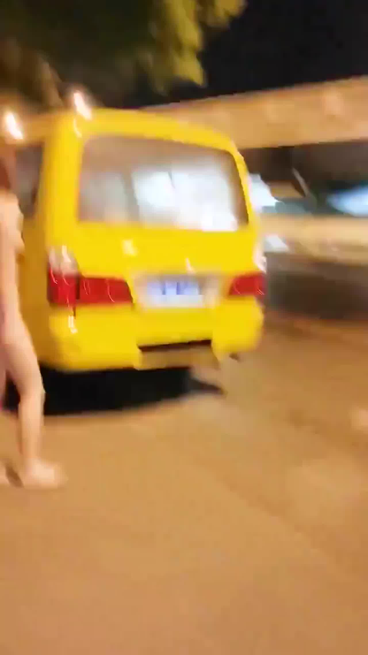  躲在车后一下 的剧照4