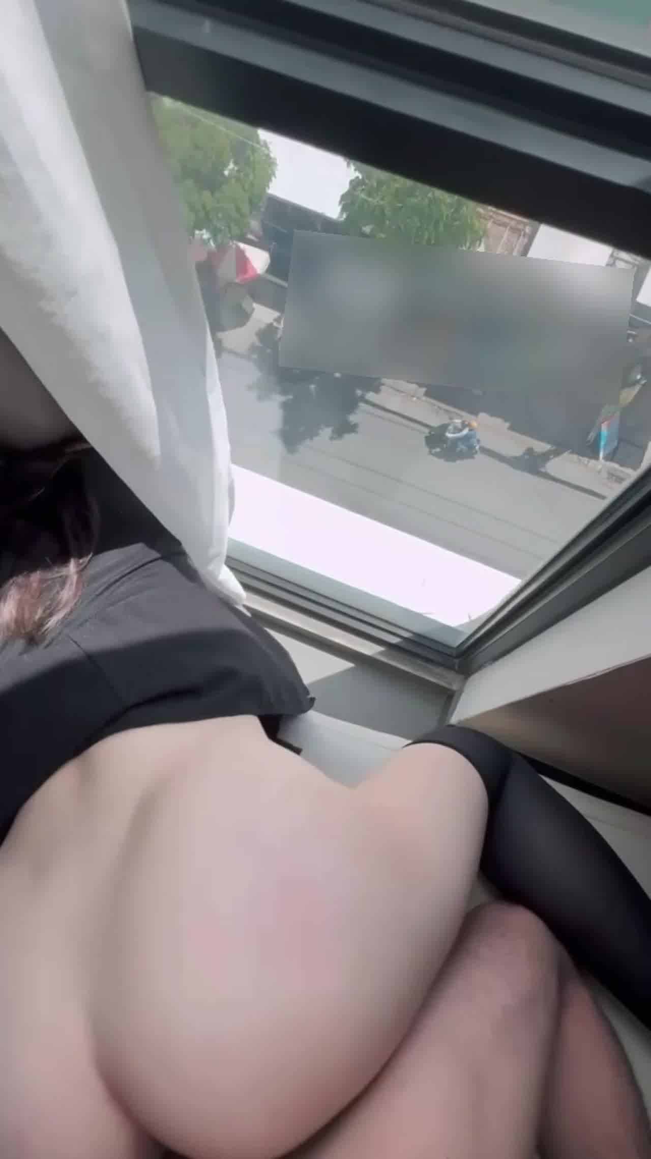  自购推特look约炮大神免费版-极品丰臀窗边后入，这翘臀也太完美了，下车来人往不知道有没有被别人发现 的剧照2