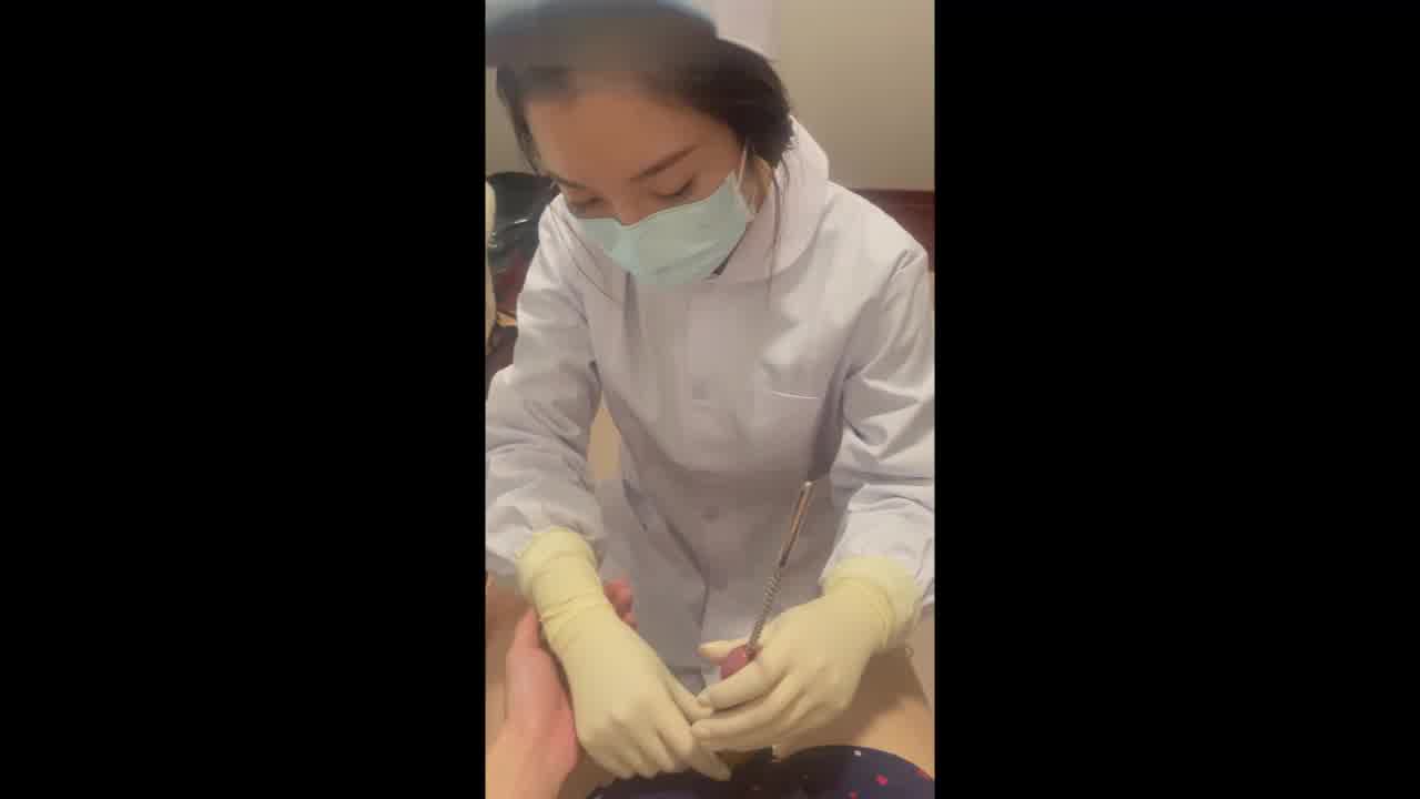 尿道按摩！护士小姐姐 按摩马眼体验 的剧照3