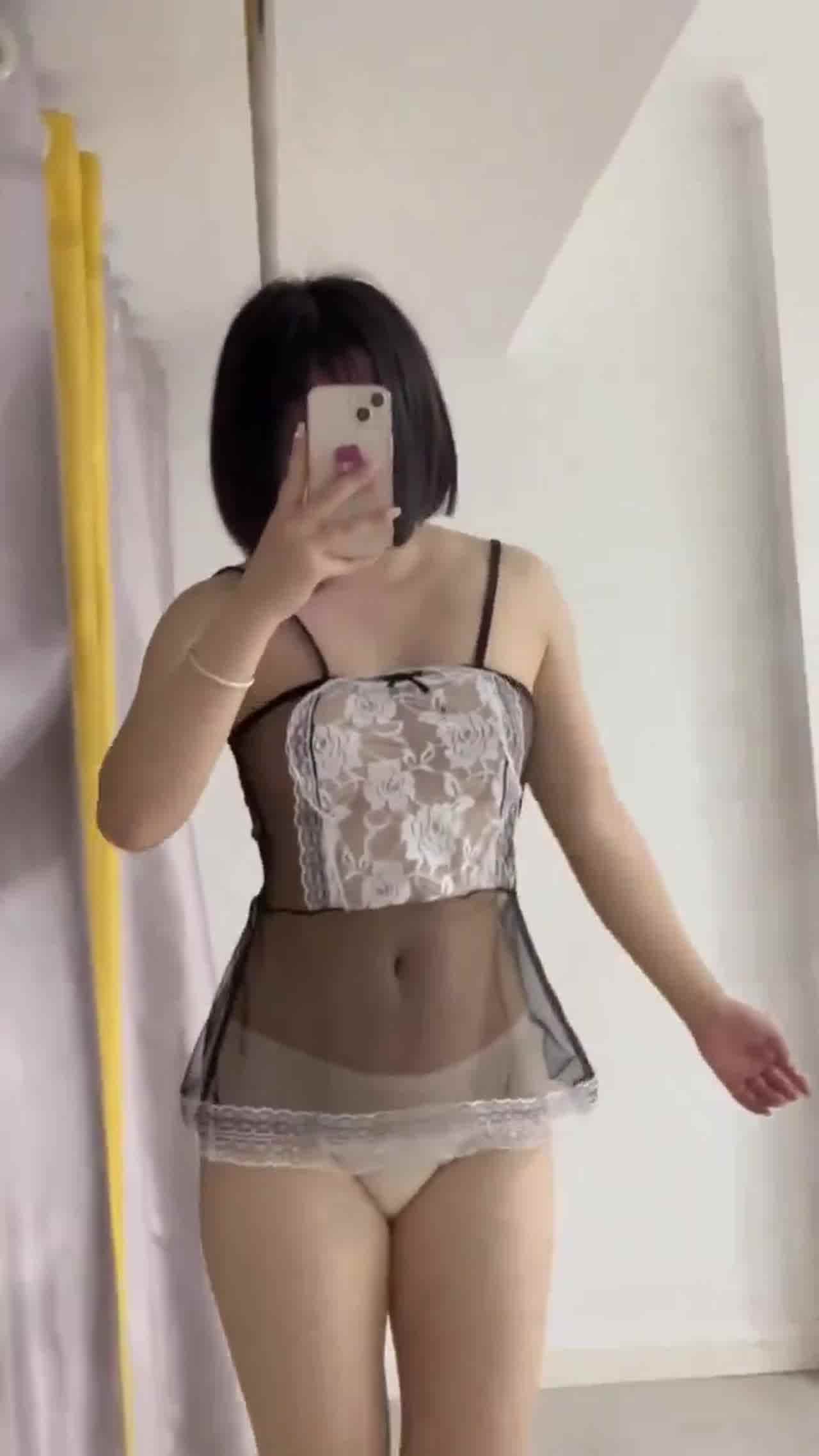  抖音200多万粉丝的网红小蕉 被操到高潮合集 的剧照5