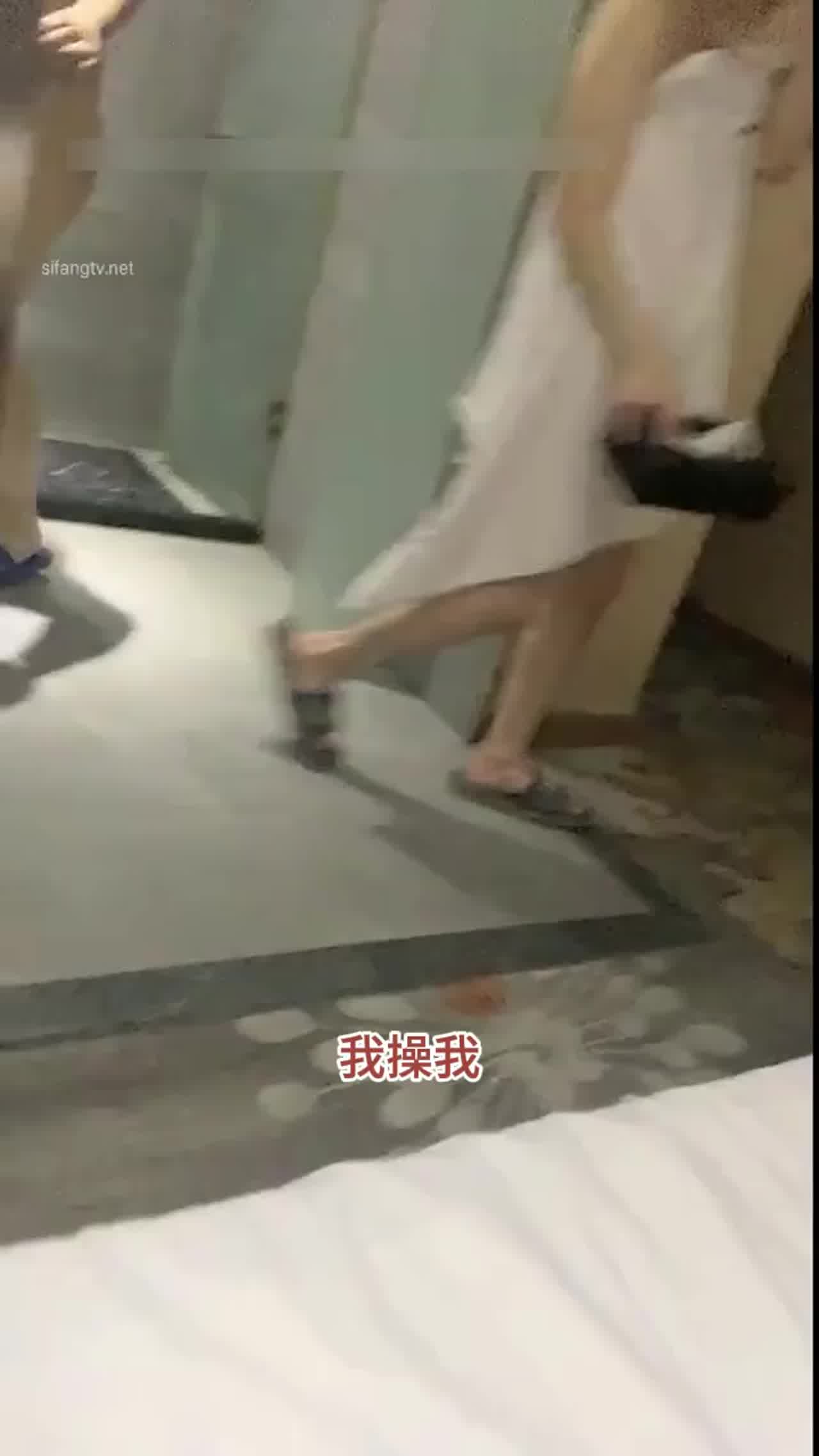  【真实spa店勾引女技师最后一弹】少妇技师看到大哥都不愿意跟主播亲嘴了，被大哥操一小时爽了 的剧照1