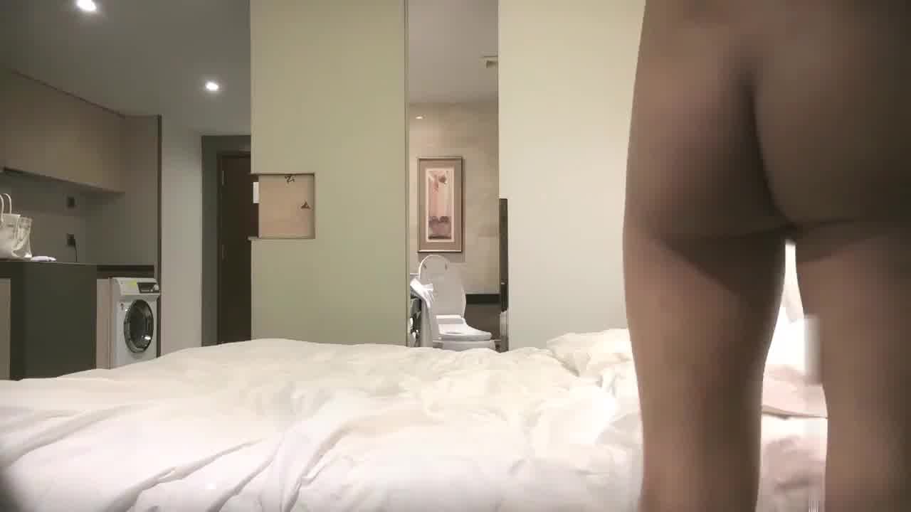  【外围界天花板，操一次终身难忘】极品尤物，肯定被很多人操过，我不嫌脏，这骚逼我得好好舔一下，太美了 的剧照1