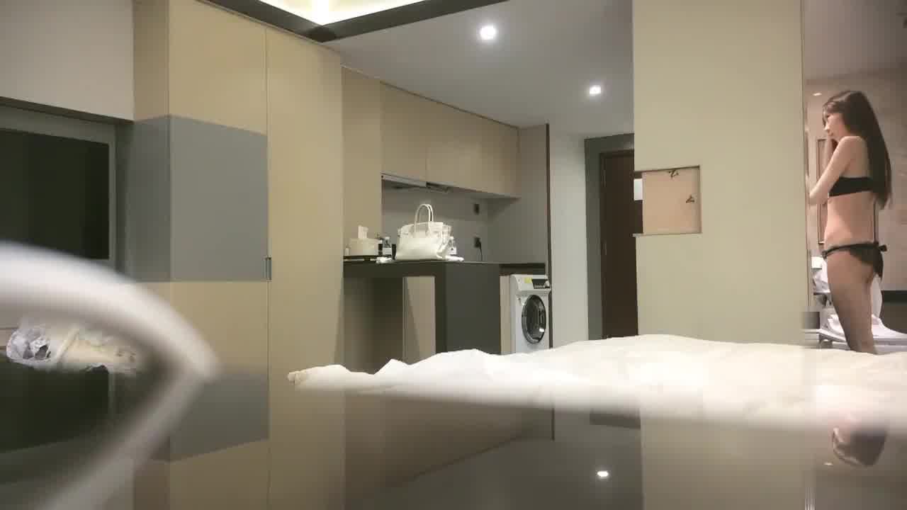  【外围界天花板，操一次终身难忘】极品尤物，肯定被很多人操过，我不嫌脏，这骚逼我得好好舔一下，太美了 的剧照6