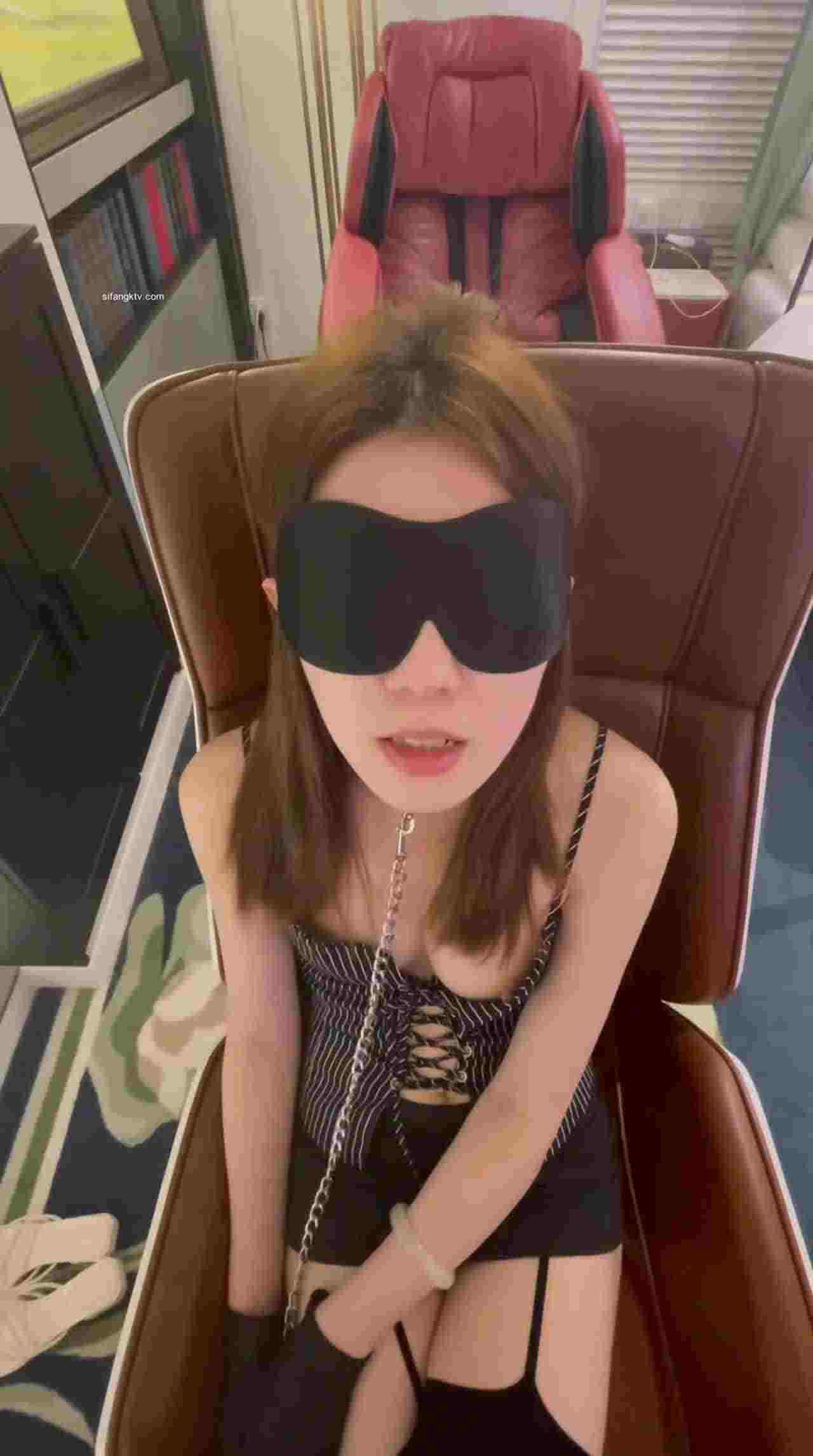  我家小母狗不听话 抬头起来挨打 的剧照4