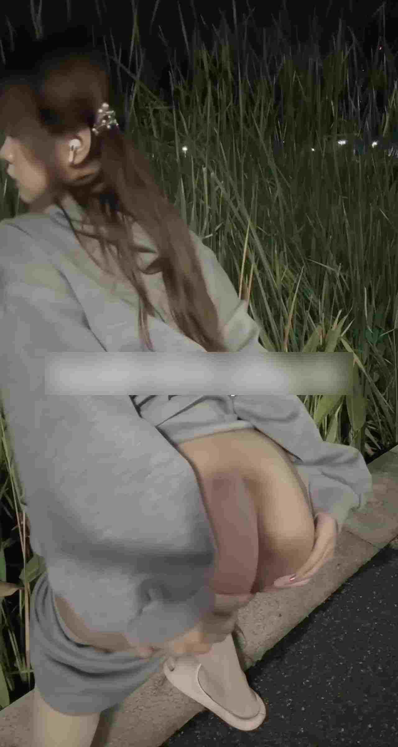  双马尾小母狗户外尿尿 的剧照1