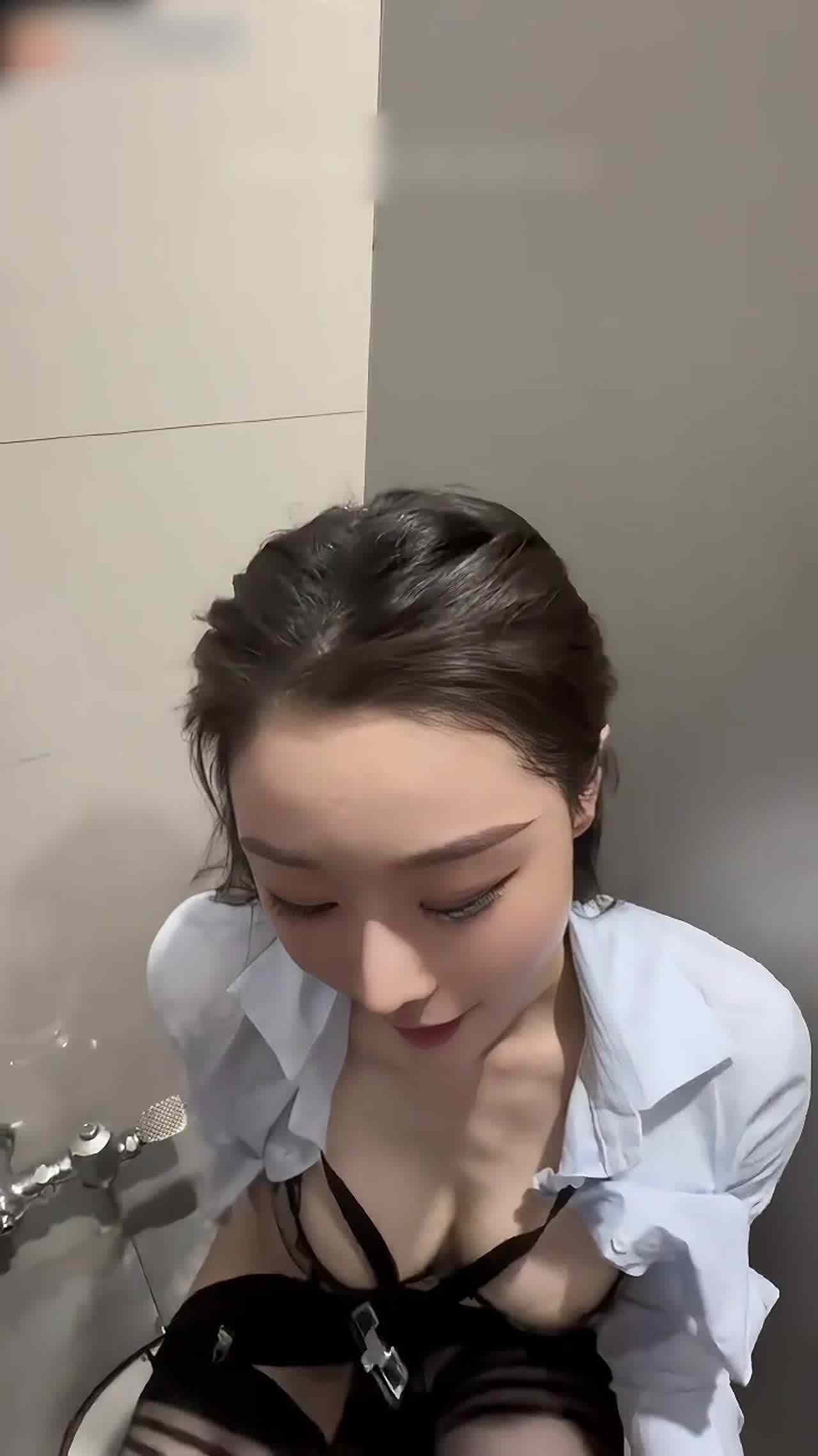  看上的美女就跟着进厕所偷拍了 的剧照9