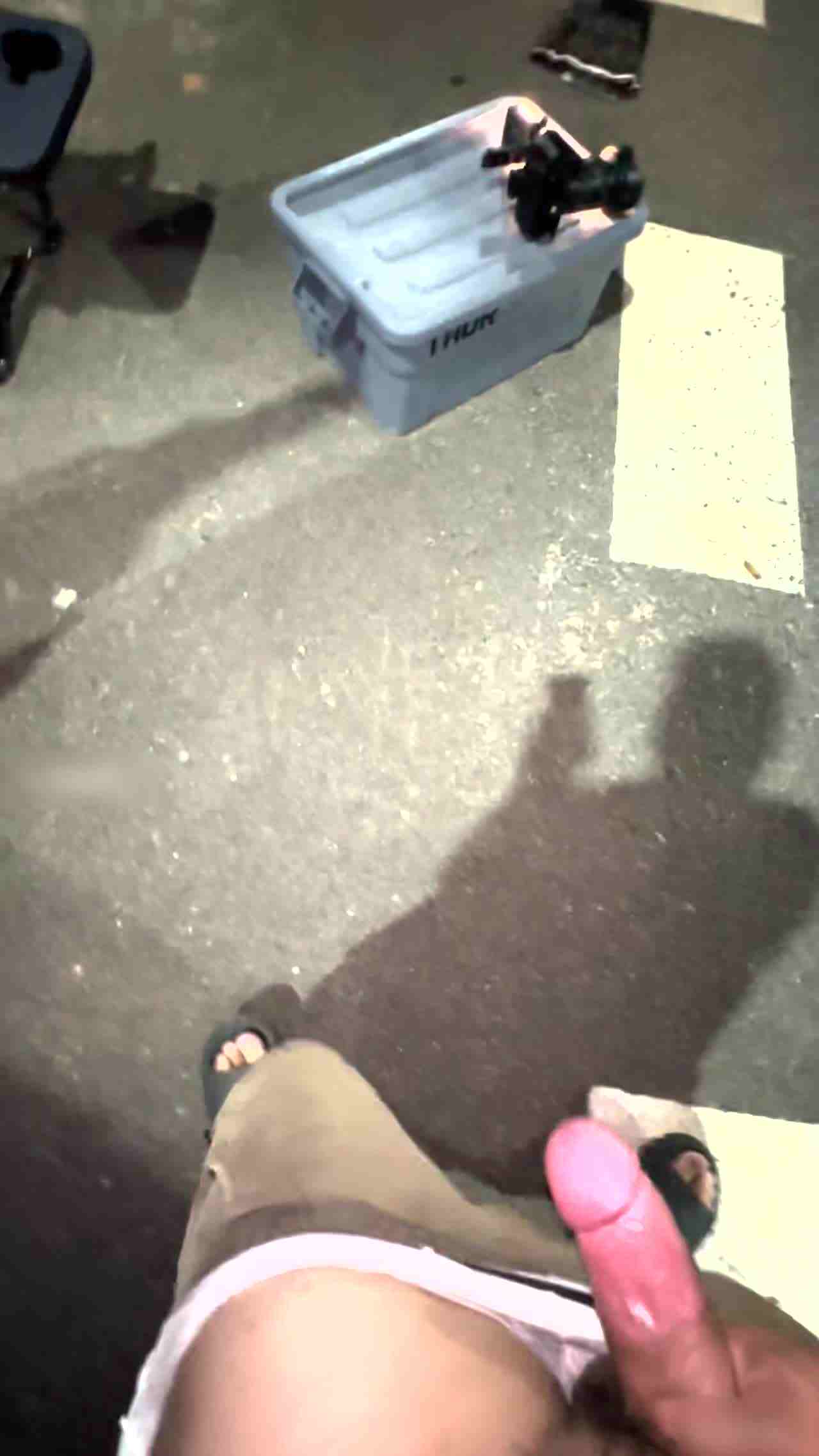  深夜带着老师马路中间露出3P 的剧照4