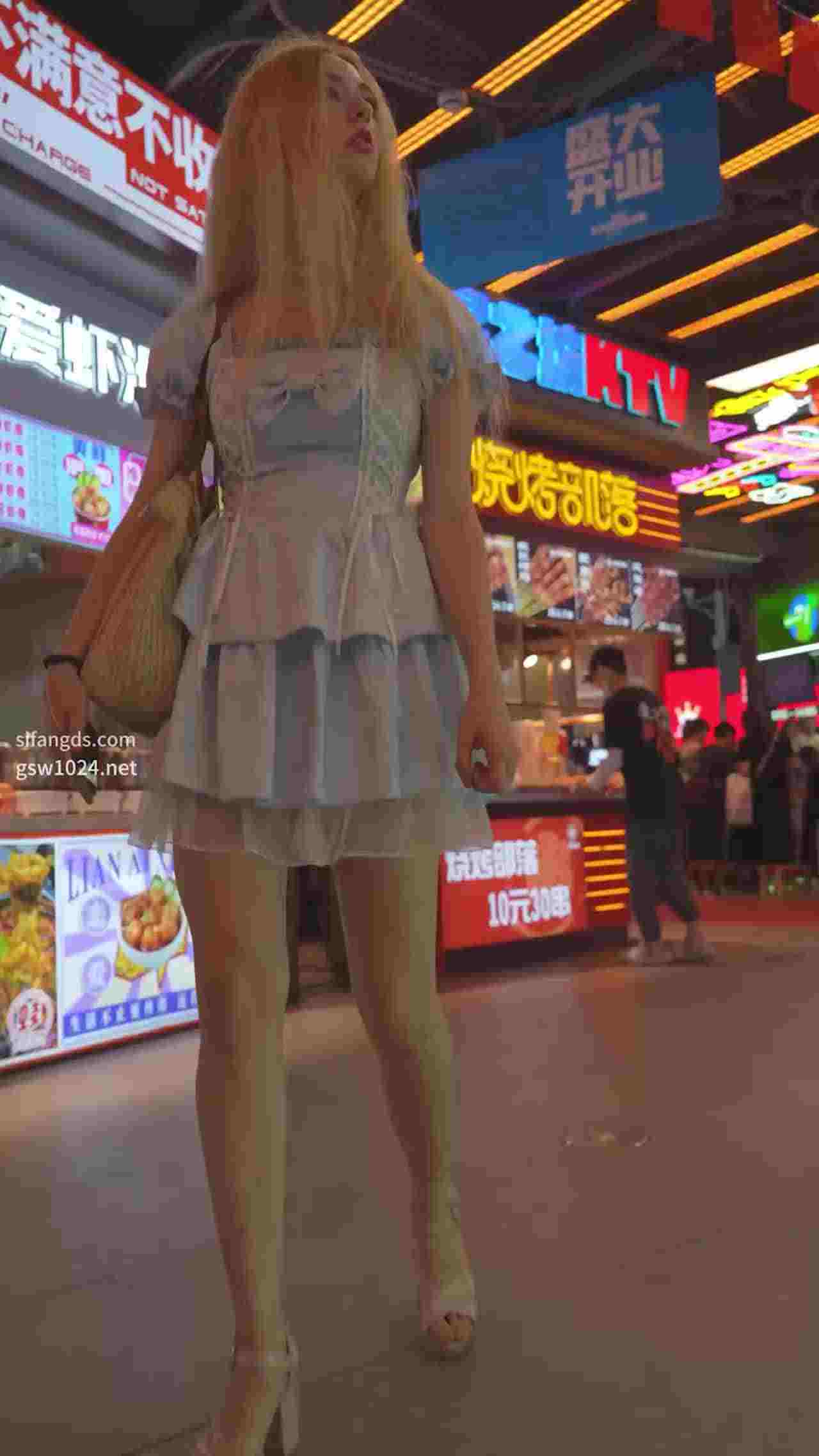  俄罗斯大长腿美人，像个小公主，内裤挤成一条 的剧照1