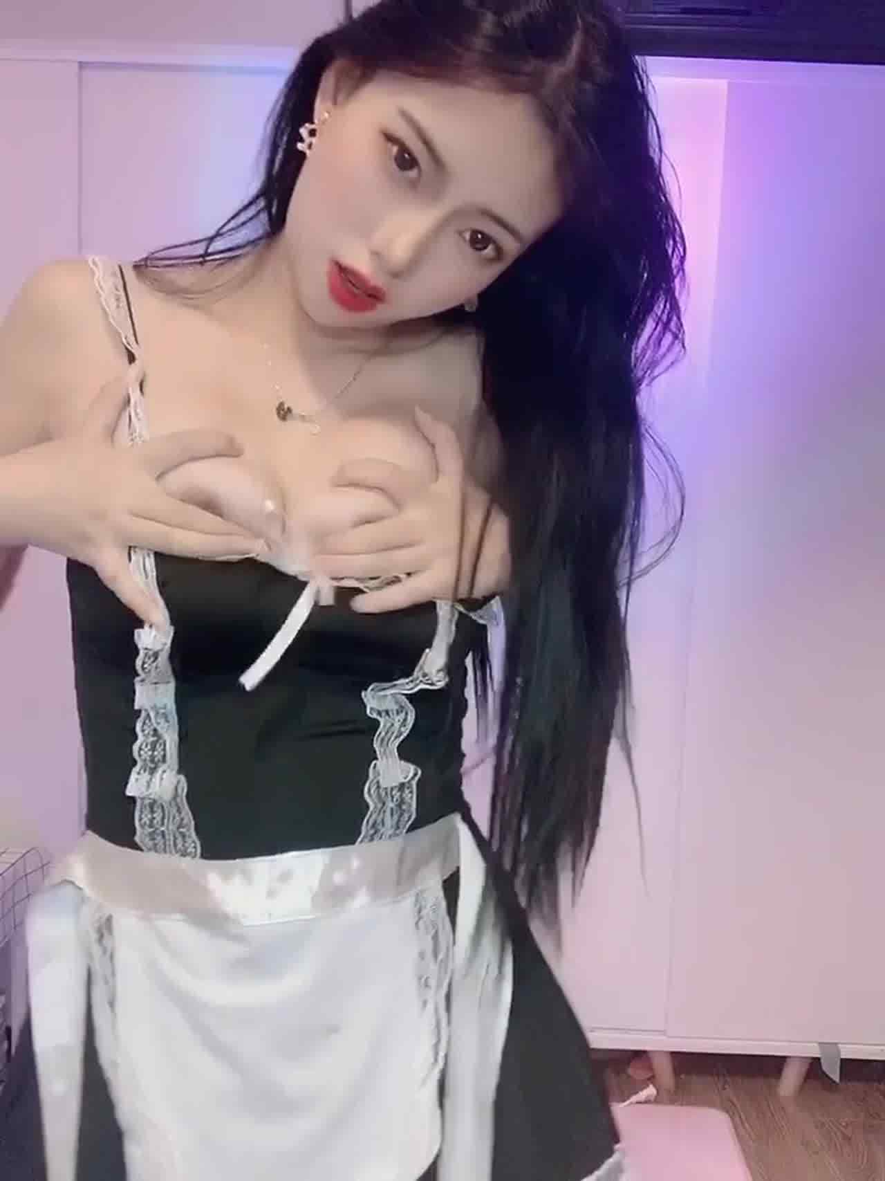  哈啰～大家晚上好！想不想看我挤出爱心奶 的剧照6