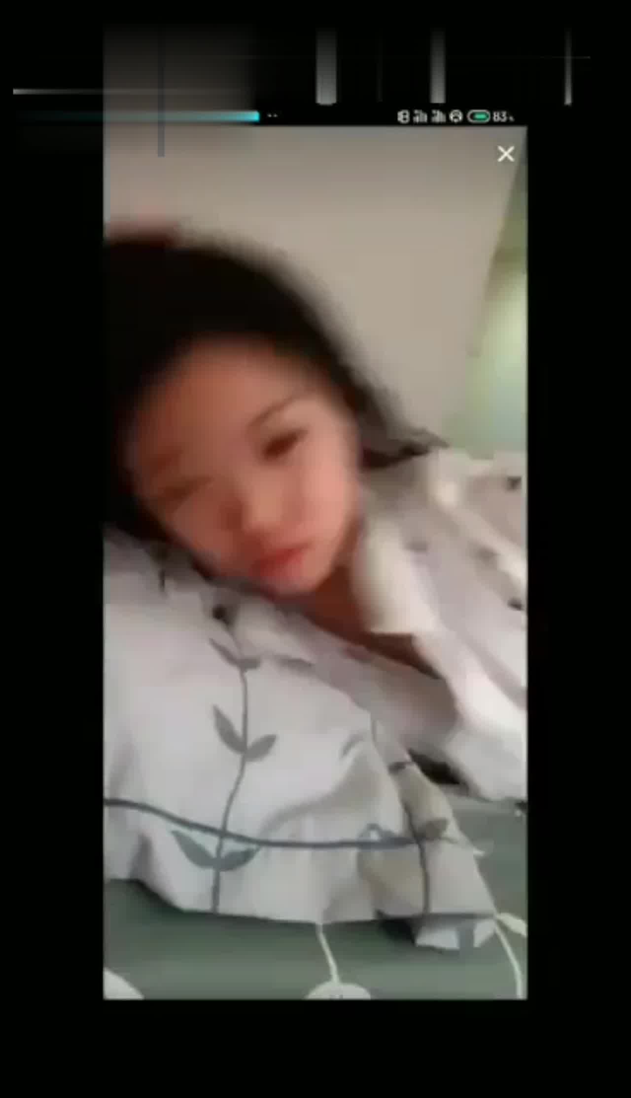  抖音快手走光系列-睡觉露奶 的剧照2