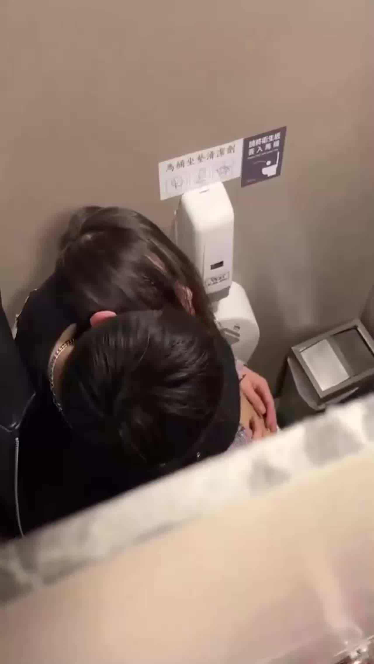  酒吧厕所偷拍竟发现情侣在厕所偷偷做爱，一脸享受的样子不忍打断 的剧照8