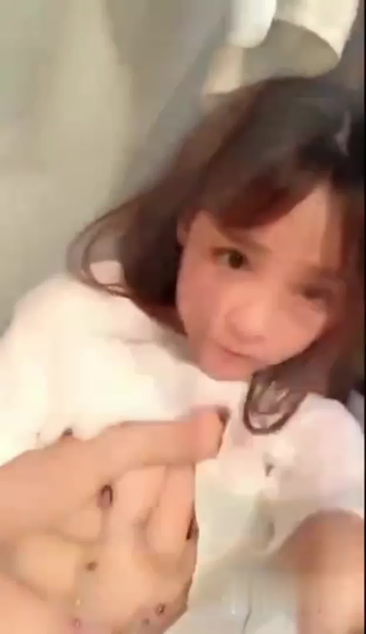  骚小妹抠逼喷水视频 的剧照3