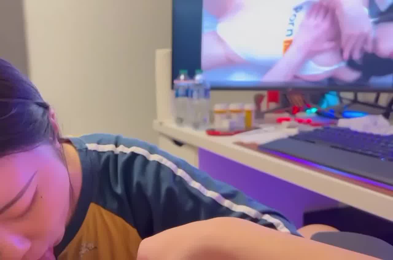  看着av被女友吃鸡吧的快感 的剧照1