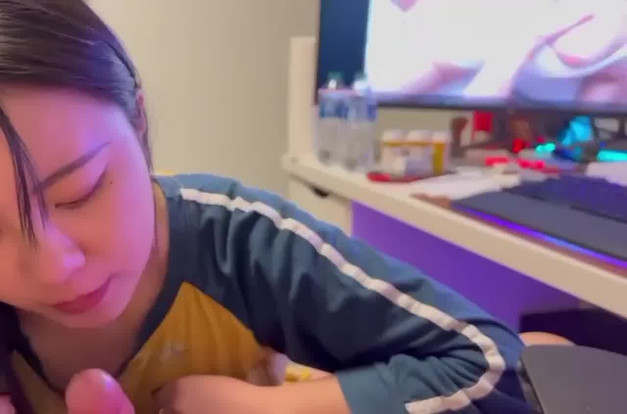  看着av被女友吃鸡吧的快感 的剧照4