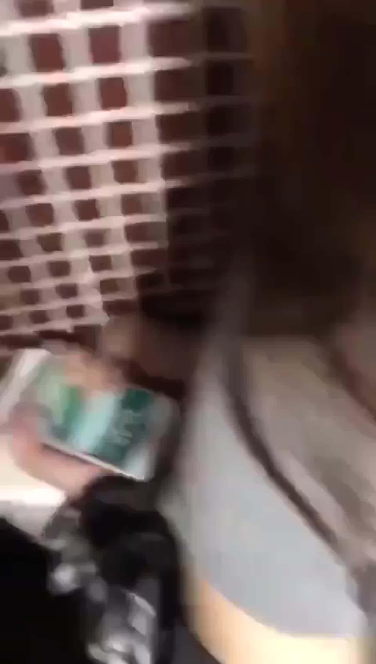  灌醉KTV陪唱小姐姐，拉到厕所给我口完喝尿 的剧照3