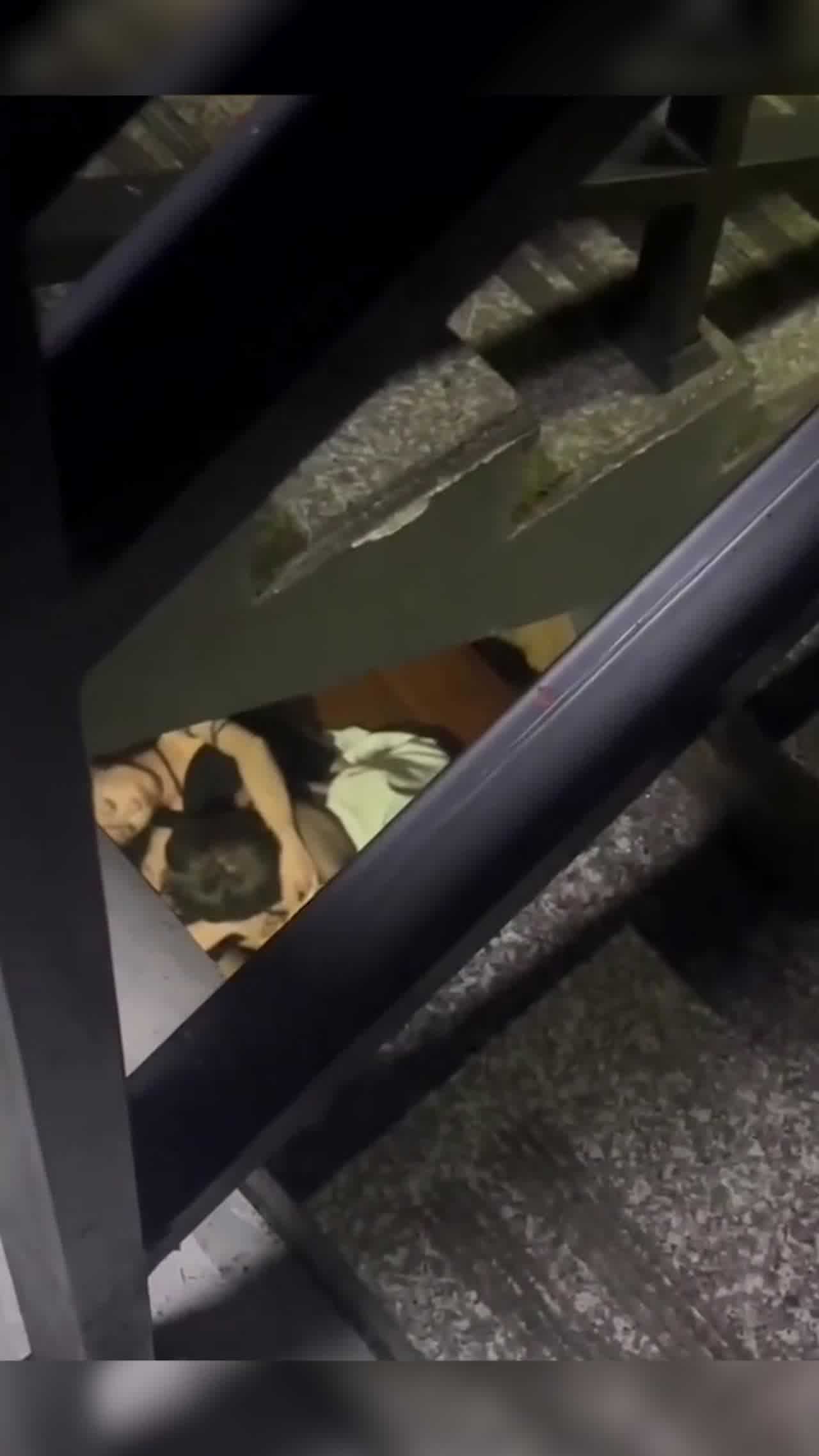  偷偷摸摸爱爱大家都看到拿手机狂拍 的剧照3