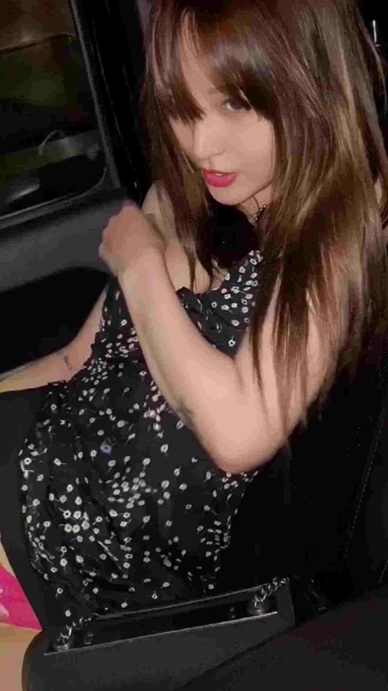  小蓝 美女喝醉了的样子有够痴 车上自慰摆出淫荡脸 的剧照2